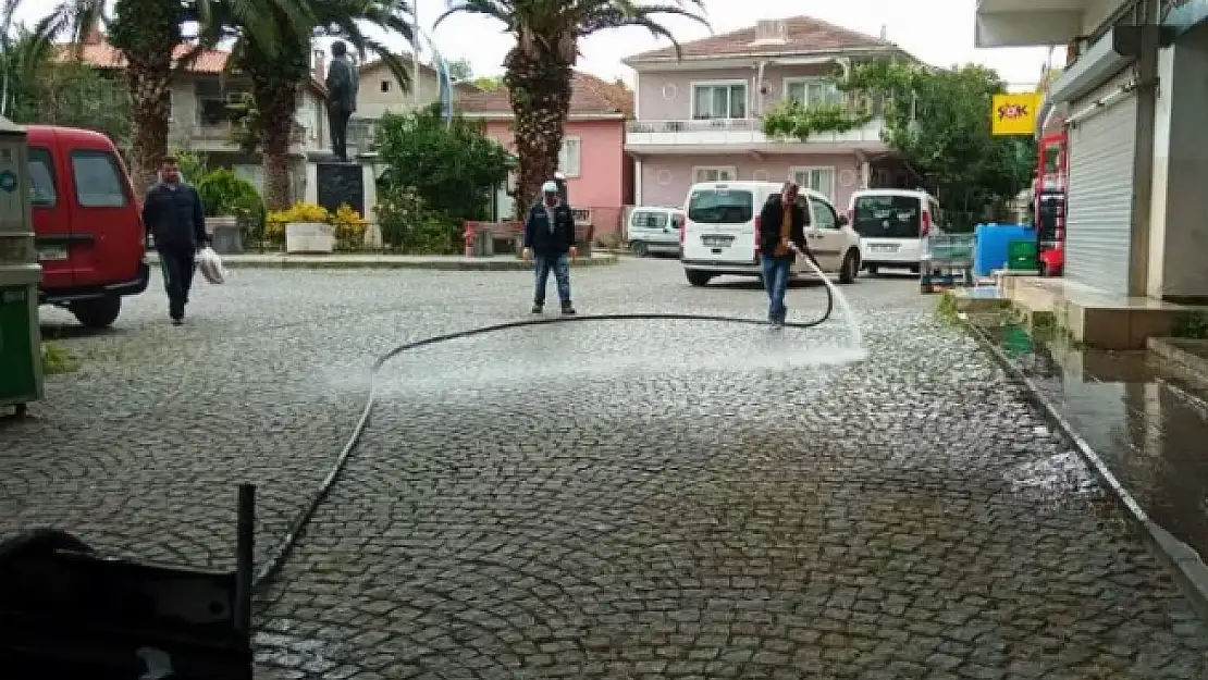 Dilovası'nda cadde ve sokaklar tazyikli suyla yıkanıyor