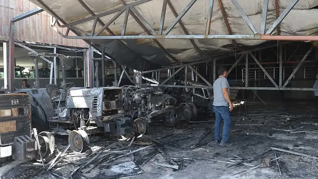 Diyarbakır'da Traktörcüler Sitesi'nde Gece yangını: 3 İş yeri ve 19 Traktör yandı