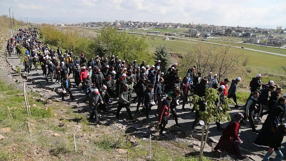 DOĞA YÜRÜYÜŞÜ YAPIP FİDAN DİKTİLER