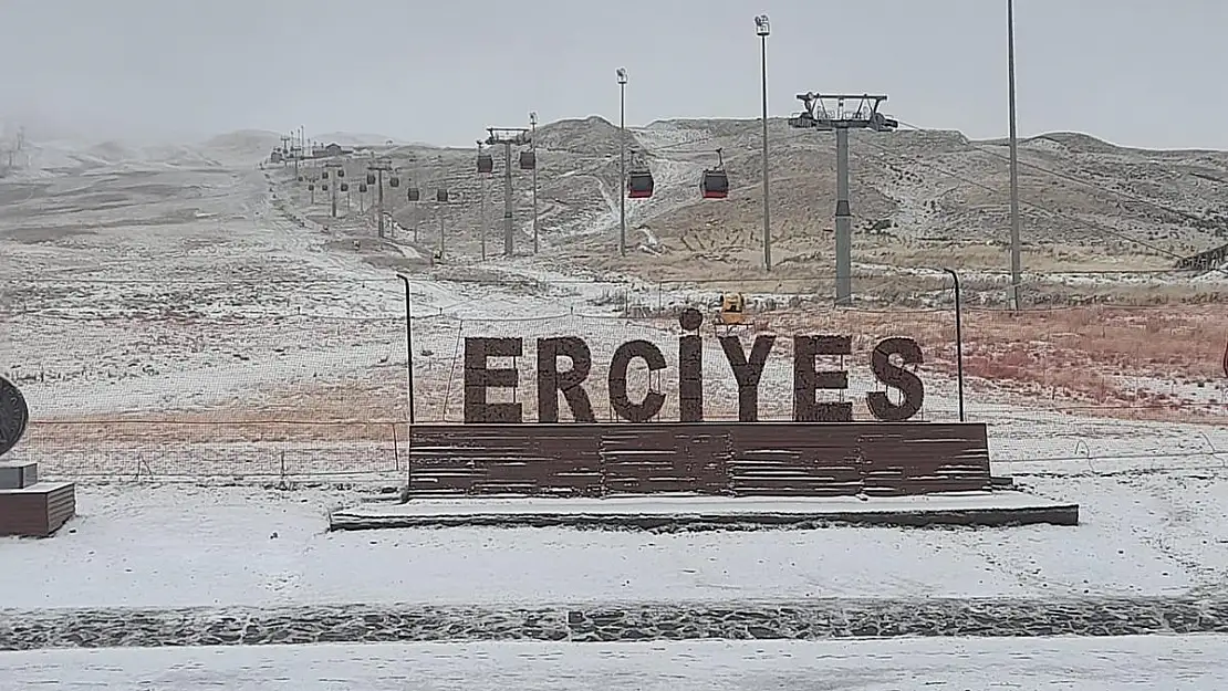 Erciyes Dağı zirvesi beyazla örtüldü