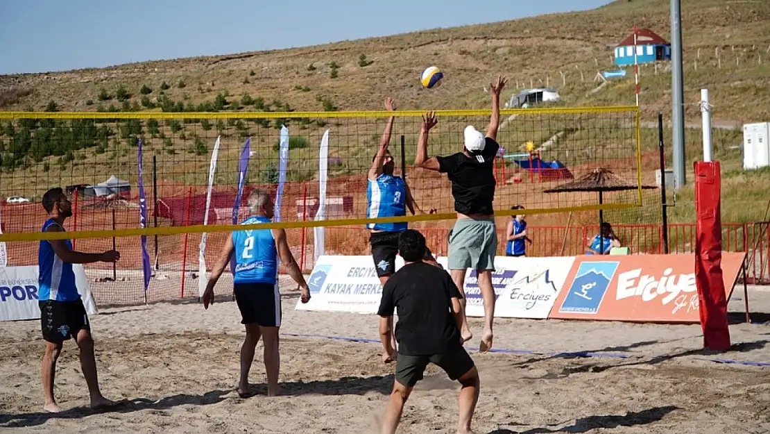 Erciyes'te 2.200 metrede plaj voleybol coşkusu