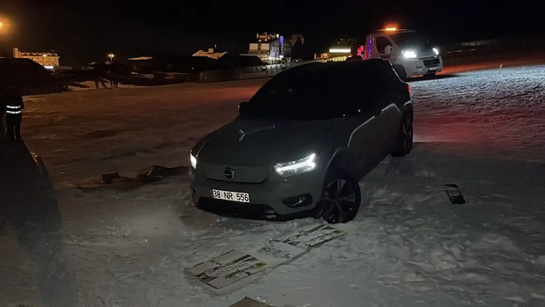 Erciyes'te drift yapan cip kayak pistine saplandı