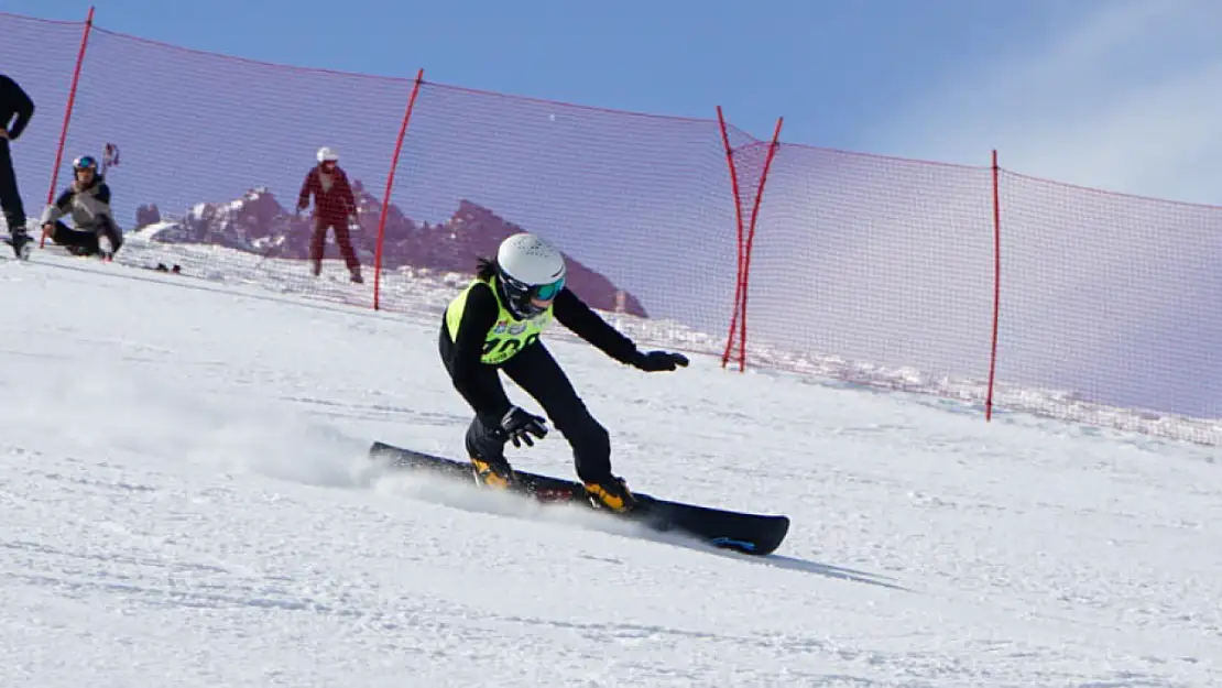 Erciyes'te Snowboard Türkiye şampiyonası heyecanı