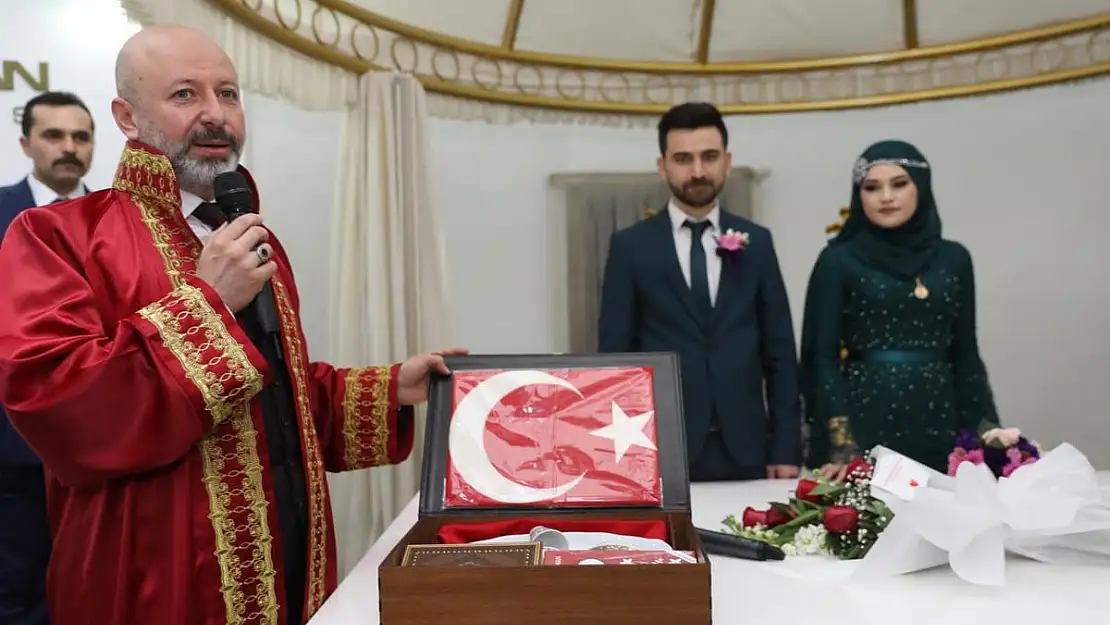 Evlenen Çiftlere Nikah Seti Hediye Etti