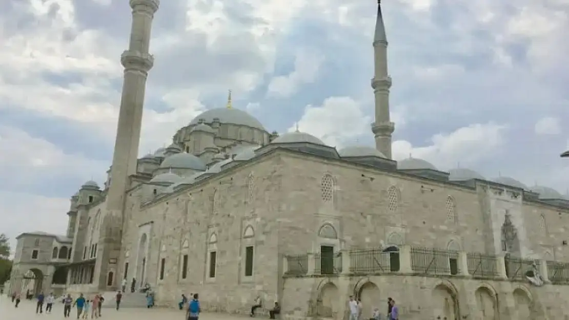 Fatih Camii'nde provokatif saldırı!