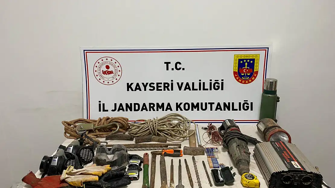 Felahiye'de kaçak kazı yapan 4 kişi suçüstü yakalandı