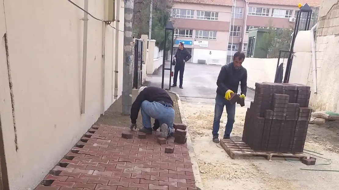 Gölbaşı Caddesi'nde Kaldırım Çalışması