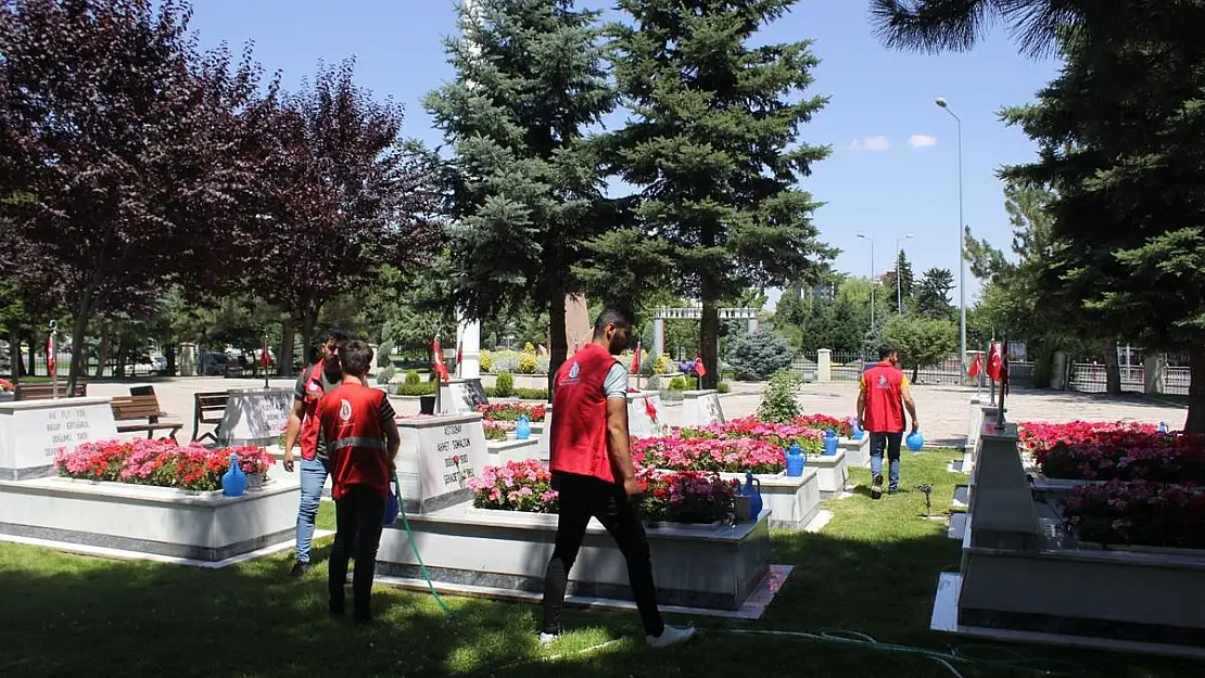 Gönüllü gençler mezarları temizleyip dualar okudu