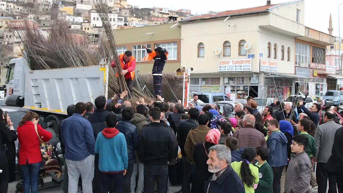 HACILAR BELEDİYESİ'NDEN MEYVE FİDANI DAĞITIMI