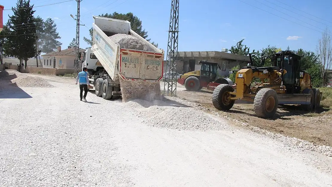 HALİLİYE'DE KIRSAL MAHALLELERE PARKE DÖŞEMESİ SÜRÜYOR