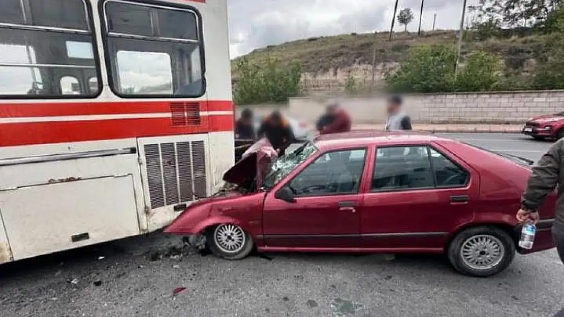 Halk otobüsü ile otomobil çarpıştı: 3 yaralı