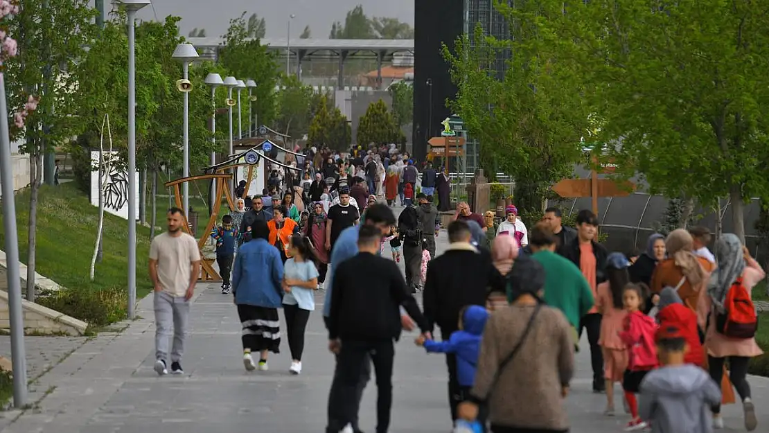 HAYVANAT BAHÇESİ'NE YOĞUN İLGİ