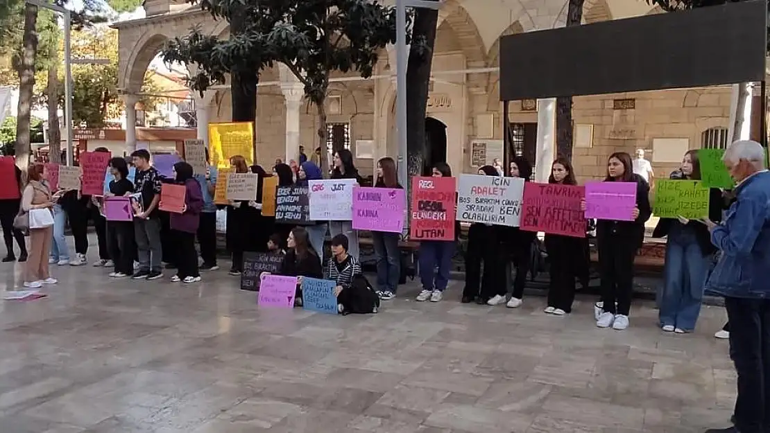 Isparta'da kadına şiddete 'sessiz kalma' eylemi