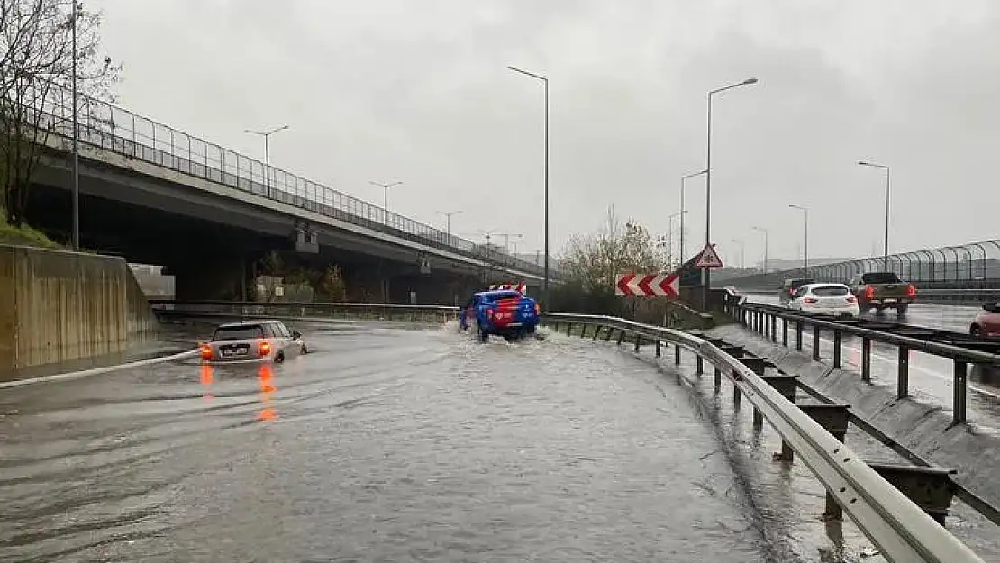 İstanbul TEM'de suya gömülen araçlar kurtarıldı