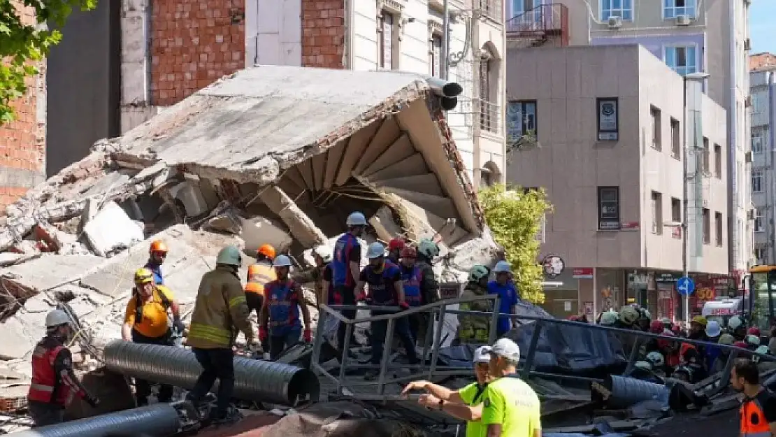 İstanbul'da üç katlı bina çöktü!