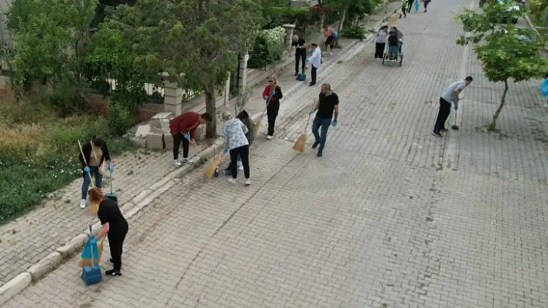 İzmir Güzelbahçe'de imece temizlik