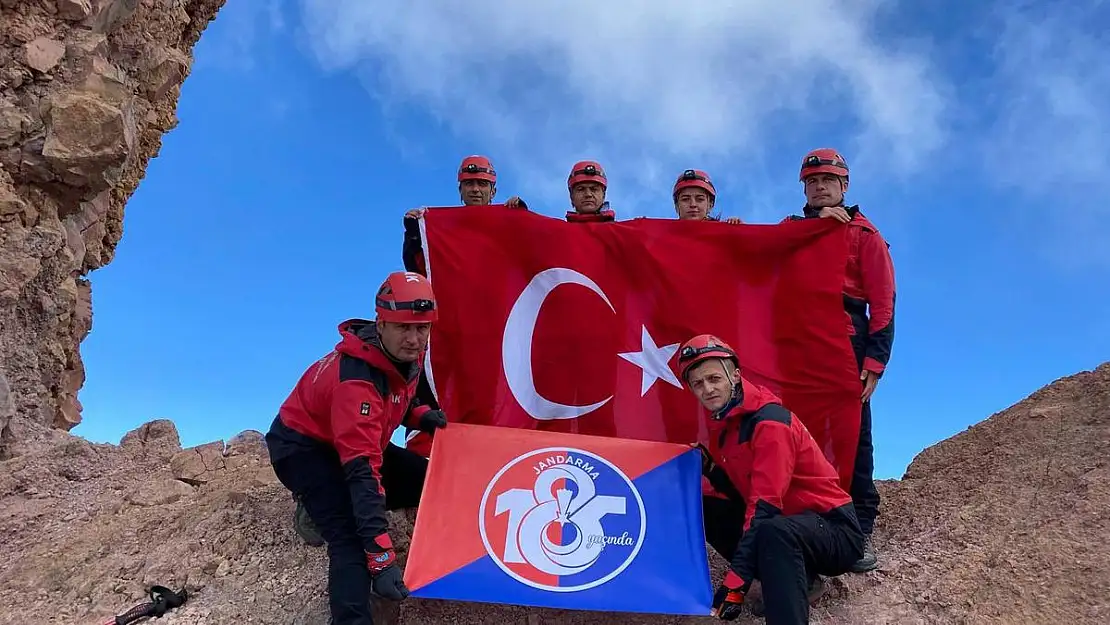 JAK Timleri Erciyes Dağı'na zirve tırmanışı gerçekleştirdi
