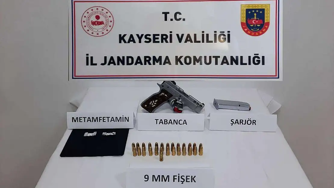 Jandarma ekiplerinin durdurduğu araçta suç unsurları ele geçirildi