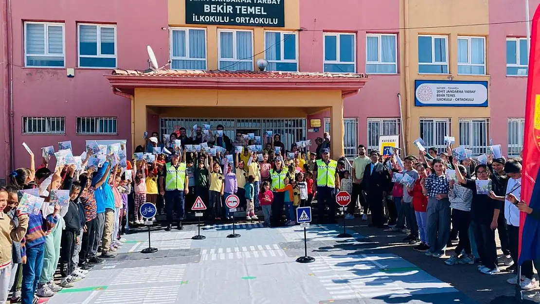 Jandarma'dan öğrencilere trafik kuralları eğitimi