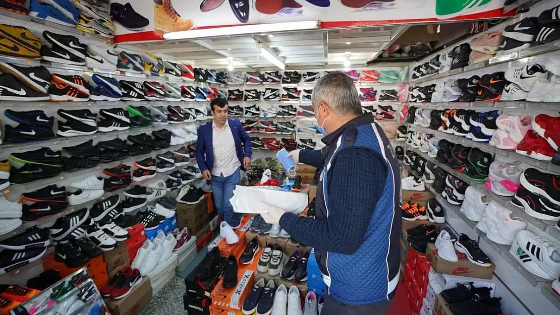 Kadın ve Gençlik Merkezi'nin Maskeleri Çarşı Esnafına Dağıtıldı