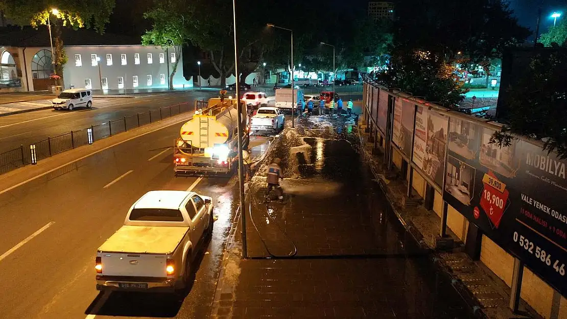 Kahramanmaraş Büyükşehir Belediyesi cadde temizlik çalışmaları