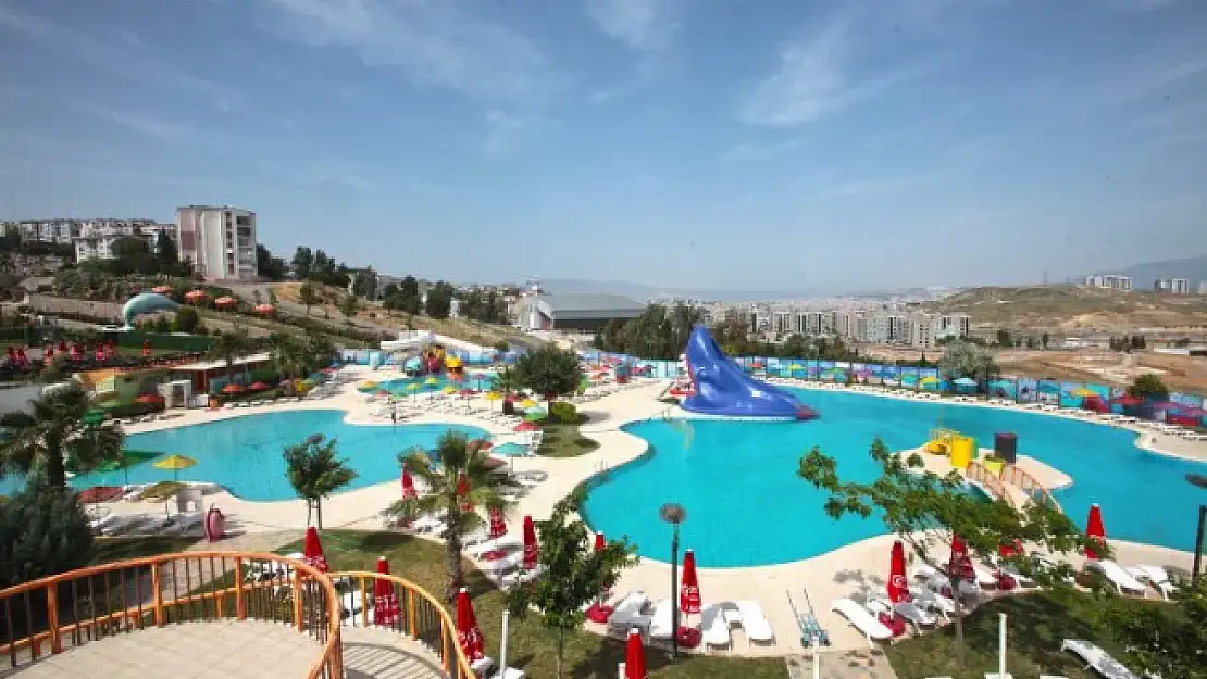 Karabağlar'da Aqua Yaşam Yüzme Havuzu açıldı