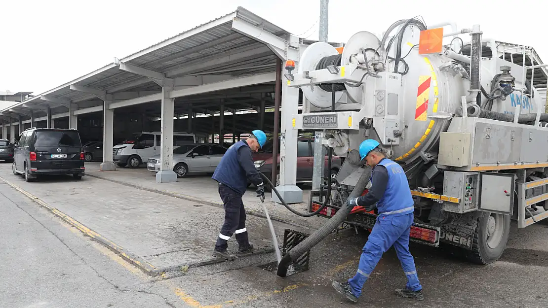 KASKİ'den Kurban pazarı temizliği