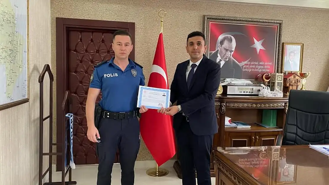 Kaymakam Karaselvi'den Emniyet Amiri Öztürk'e Üstün başarı belgesi