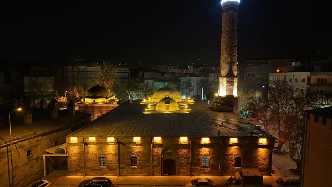 Kayseri Büyükşehir camii Kebir'i ışıklandırdı