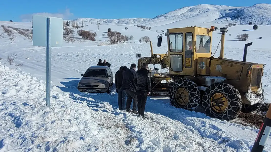 Kayseri Büyükşehir, tarlaya düşen aracı kurtardı