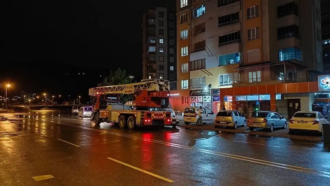Kayseri'de 14 katlı binaya yıldırım düştü
