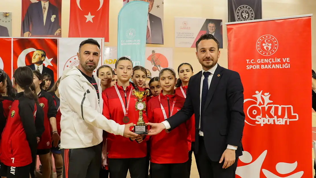 Kayseri'de futsal şampiyonası ödülleri verildi