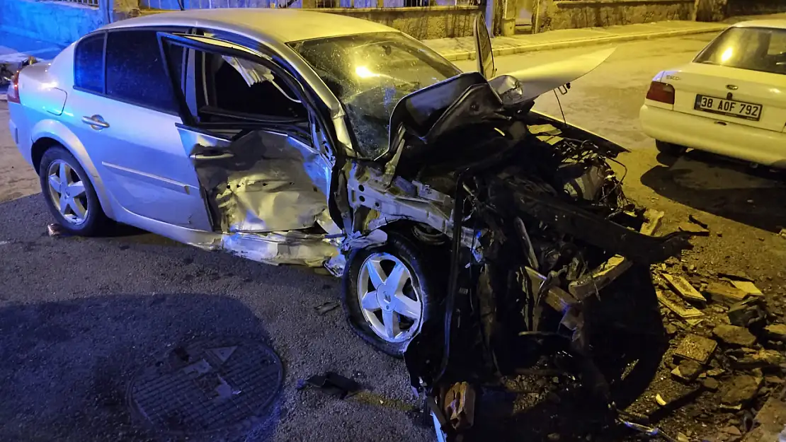 Kayseri'de iki otomobil çarpıştı: 1'i ağır 5 yaralı