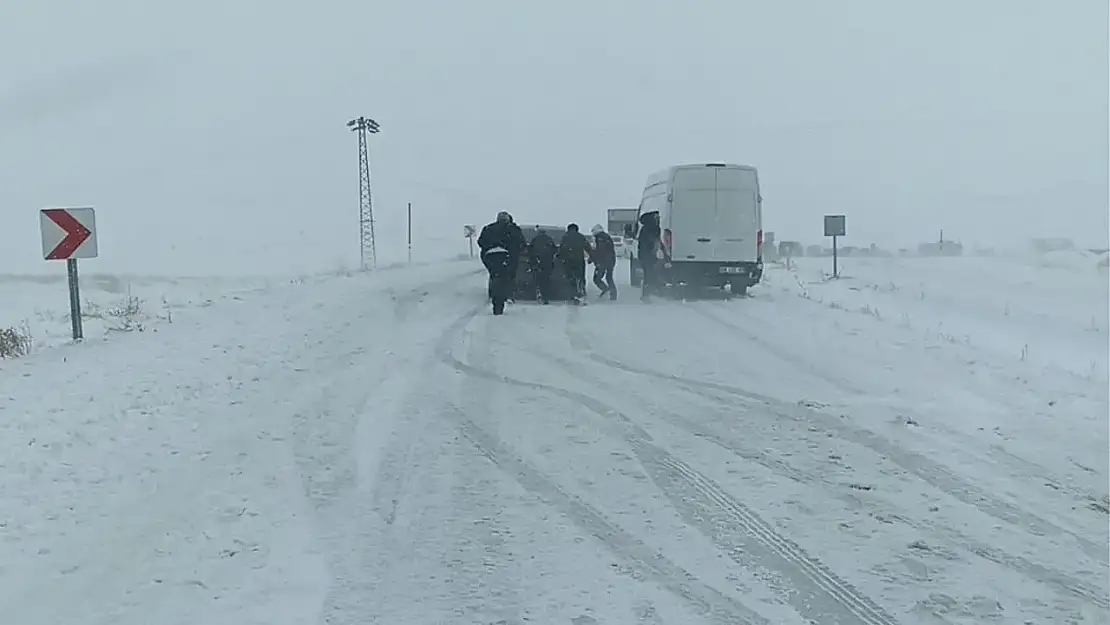 Kayseri'de kar yağışı nedeniyle trafiğe kapalı yollar bildirildi