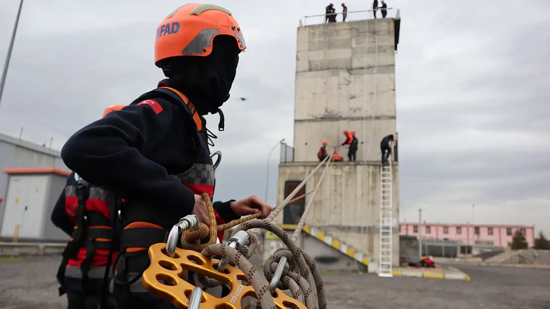 Kayseri'de Öğrencilere Zorlu Kurtarma Eğitimi