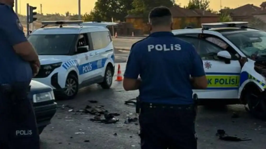 Kayseri'de polis oto ile işçi servisi çarpıştı: 3 kişi yaralandı