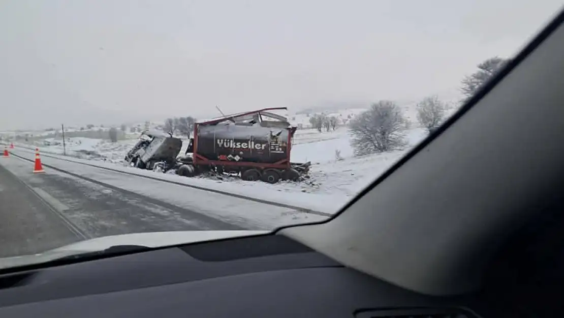 Kayseri'de tır şarampole devrildi