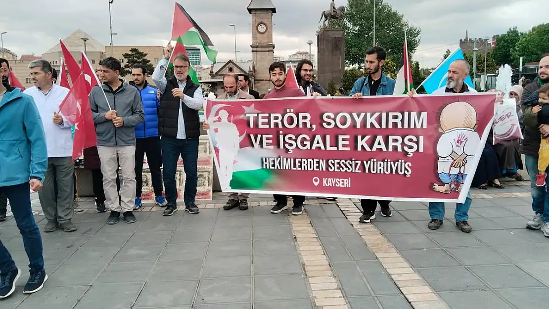 Kayseri'de sağlık çalışanları Gazze için sessiz yürüyüş