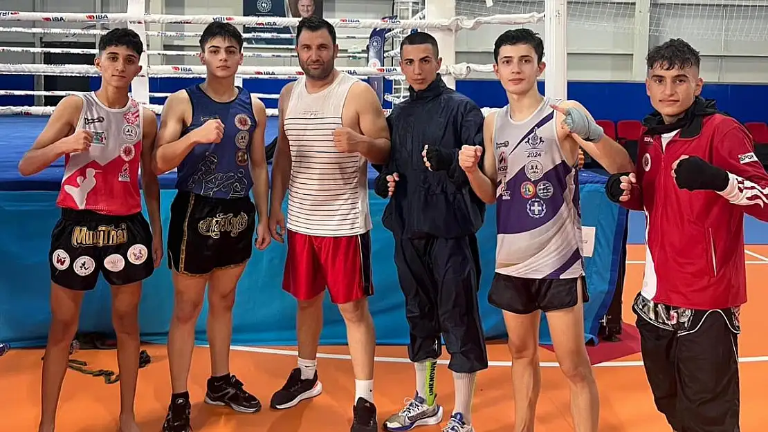 Kayseri'den 5 sporcu, 1 antrenör Gençler Dünya Muaythai Şampiyonası için Tayland'a gitti