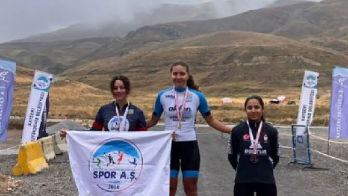 Kayserili bisikletçiler Melike ve Ayça MTB CUP yarışlarında derece elde etti