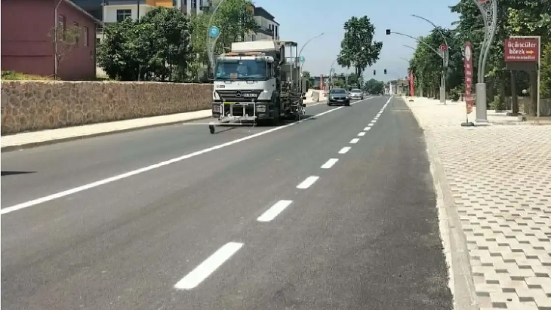 Kocaeli'de Kartepe İzmit Caddesine yol çizgisi