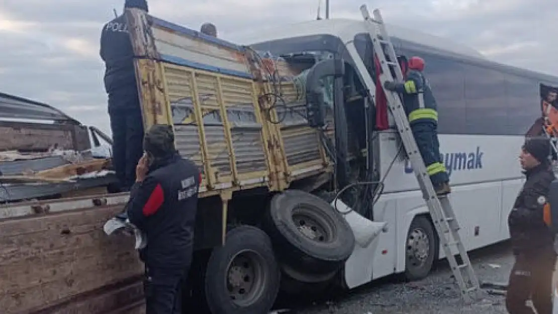 Konya'da yolcu otobüsü kamyona çarptı