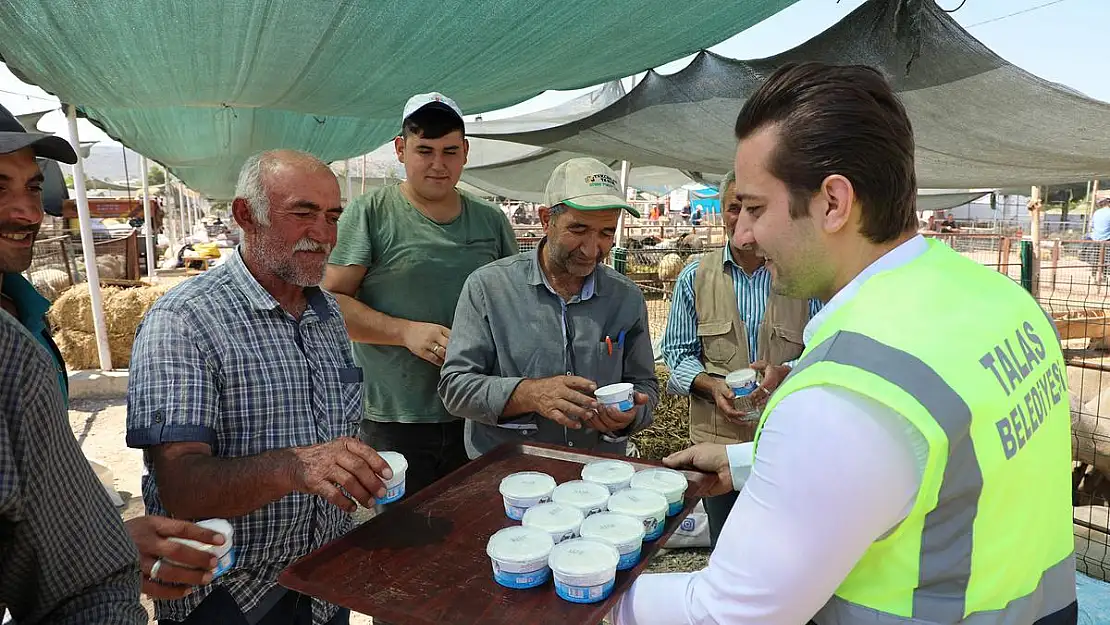 KURBAN PAZARINDA  DONDURMA İKRAMI