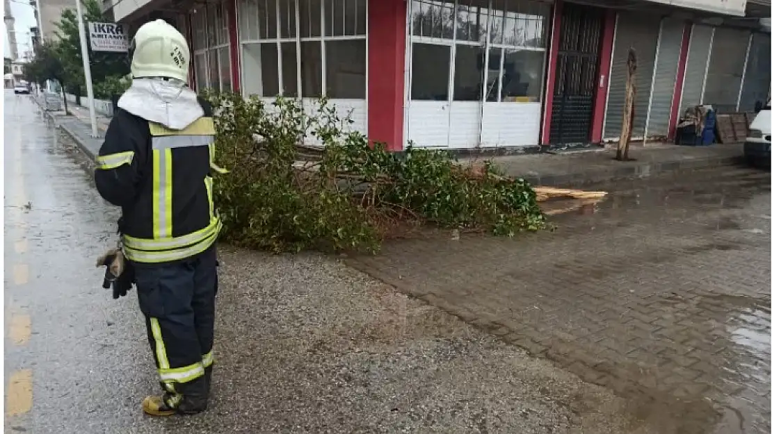 Manisa Büyükşehir İtfaiyesi fırtına mesaisinde