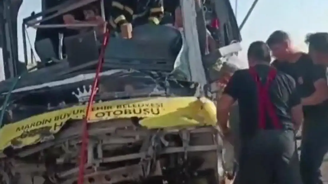 Mardin'de Halk Otobüsü ile Tır çarpıştı: 1 ölü
