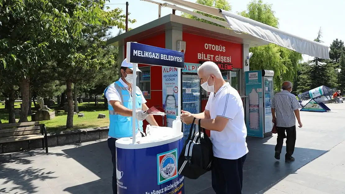 MELİKGAZİ BELEDİYESİ STANDLARDA MASKE DAĞITIYOR