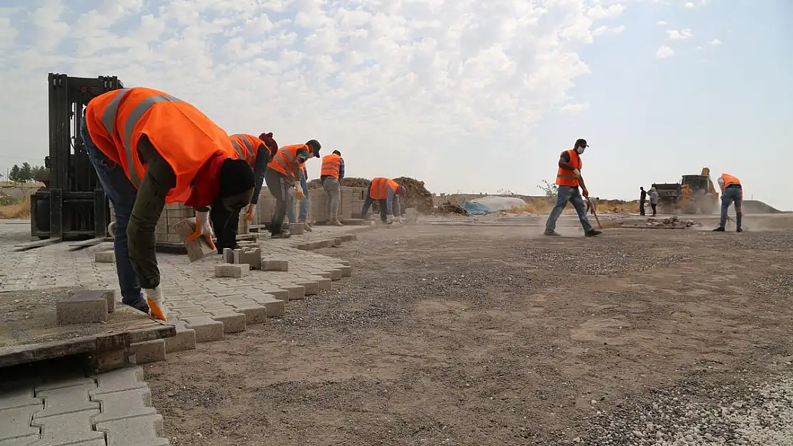 MERKEZ VE KIRSALDA PARKE DÖŞEME ÇALIŞMALARI DEVAM EDİYOR
