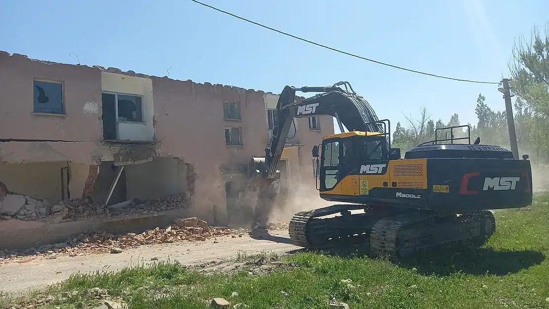 METRUK YAPILARIN YIKIM ÇALIŞMALARI ARALIKSIZ SÜRÜYOR