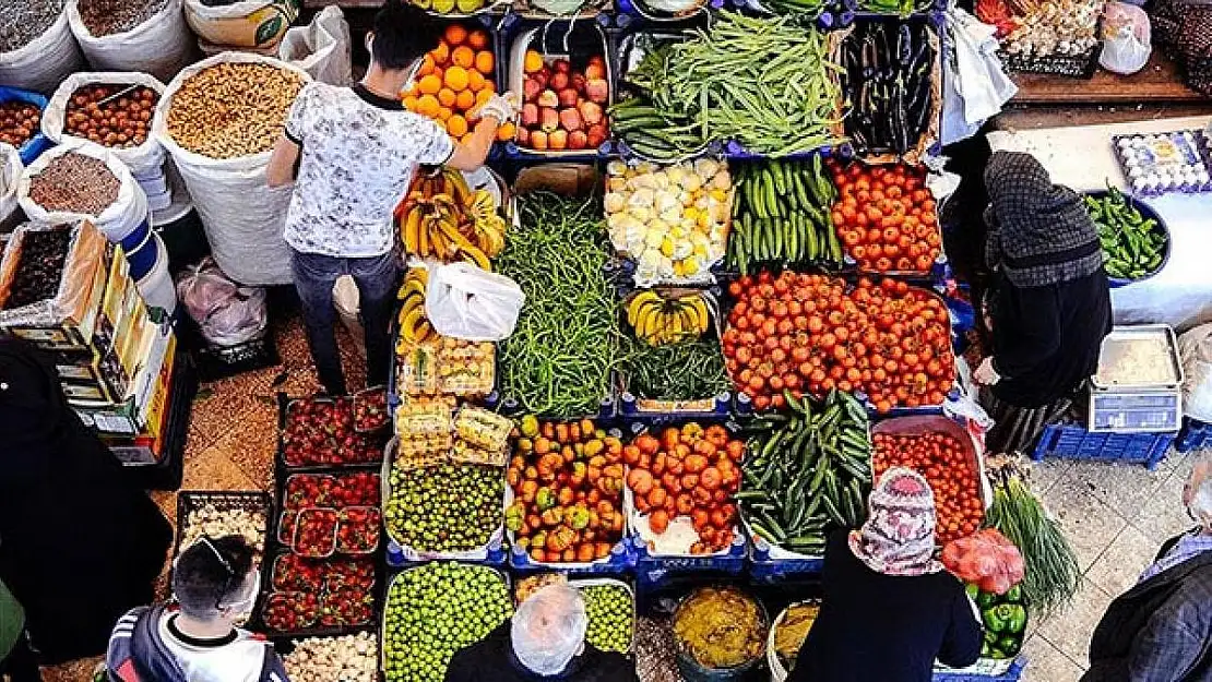 Millet pazarda alışveriş için değil, meyvelerle selfie çekmeye gidiyor