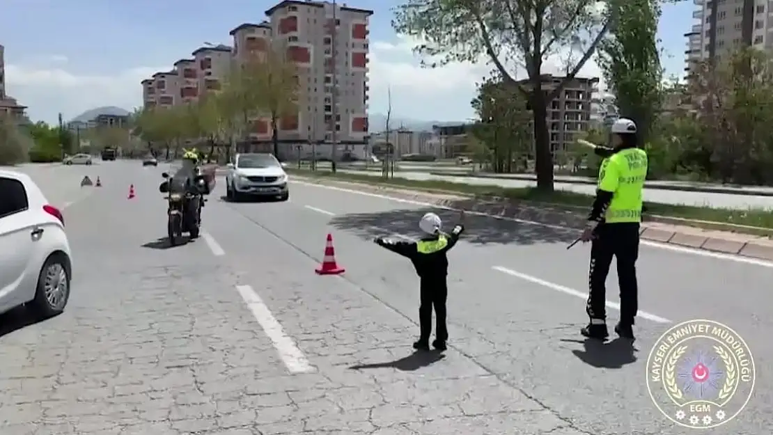 Minik trafik polisleri 23 Nisan'da denetim yaptı